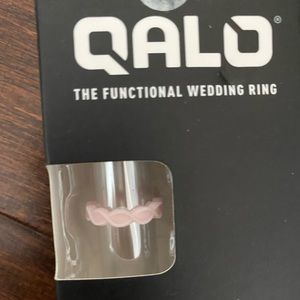 Qalo silicone wedding ring size 6 pink scallop new in box